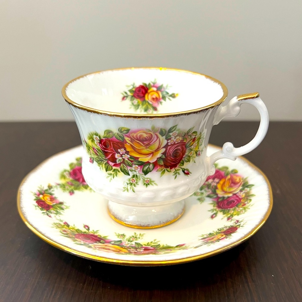Vintage English Garden Elizabethan Hand Painted Made in England Teacup & Saucer